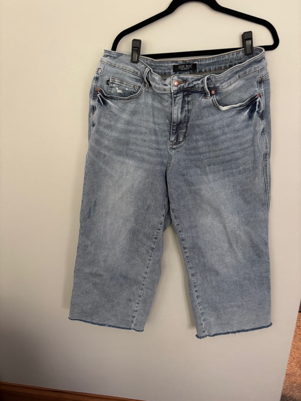 Judy Blue Light Wash Boyfriend Capri Jeans worn once